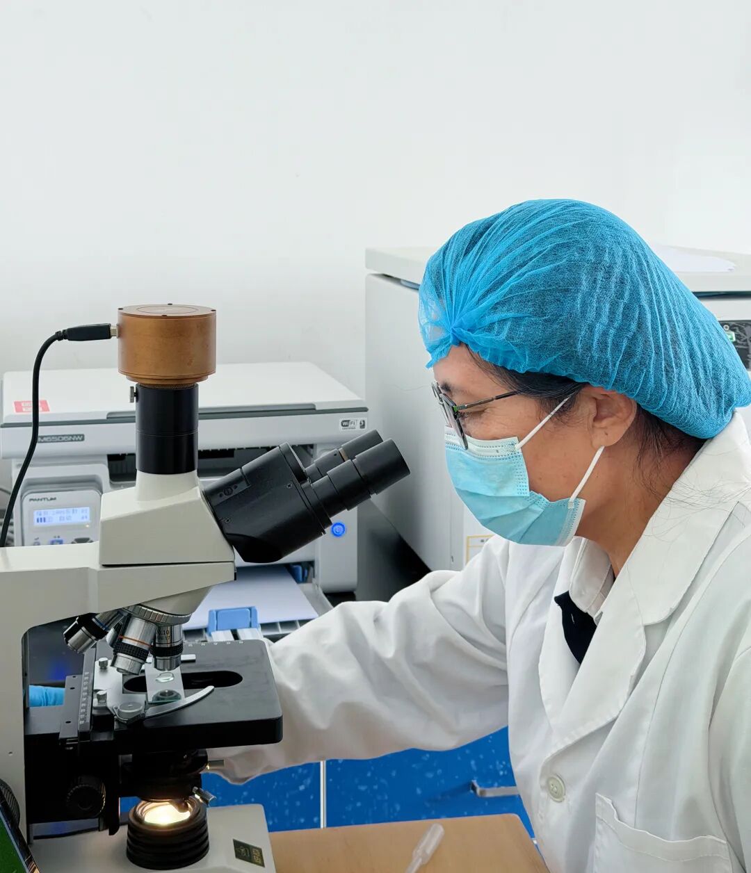 1789626429387097222.jpg 化验技术员检测螺旋藻中的微生物含量 (吴檳廷 摄).jpg