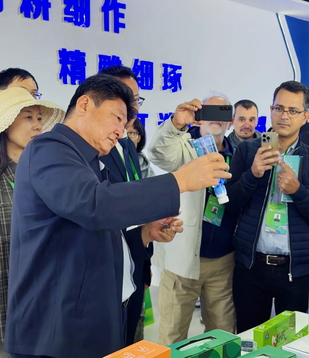 1789626584289008022.jpg 苏勇宁为参加第三届国际螺旋藻产业发展大会的各国嘉宾展示产品(吴檳廷 摄).jpg